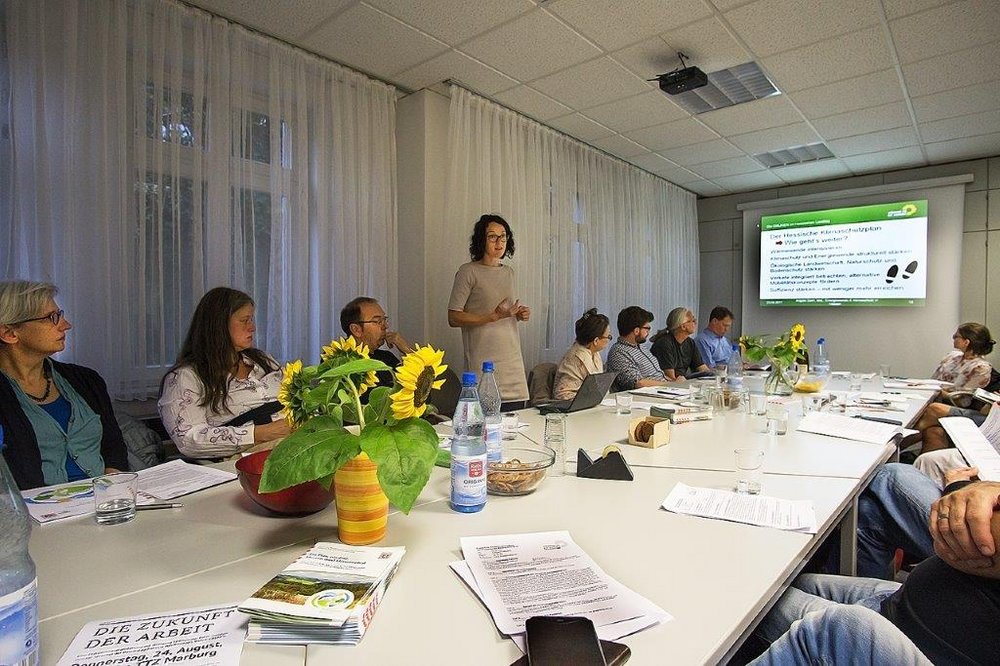 Angela Dorn stellt den Klimaschutzplan vor.